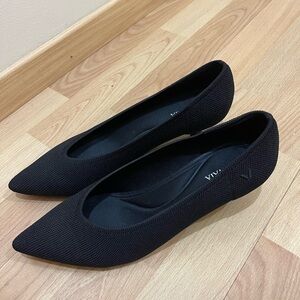 Pointed toe kitten heel shoes by VIVAIA